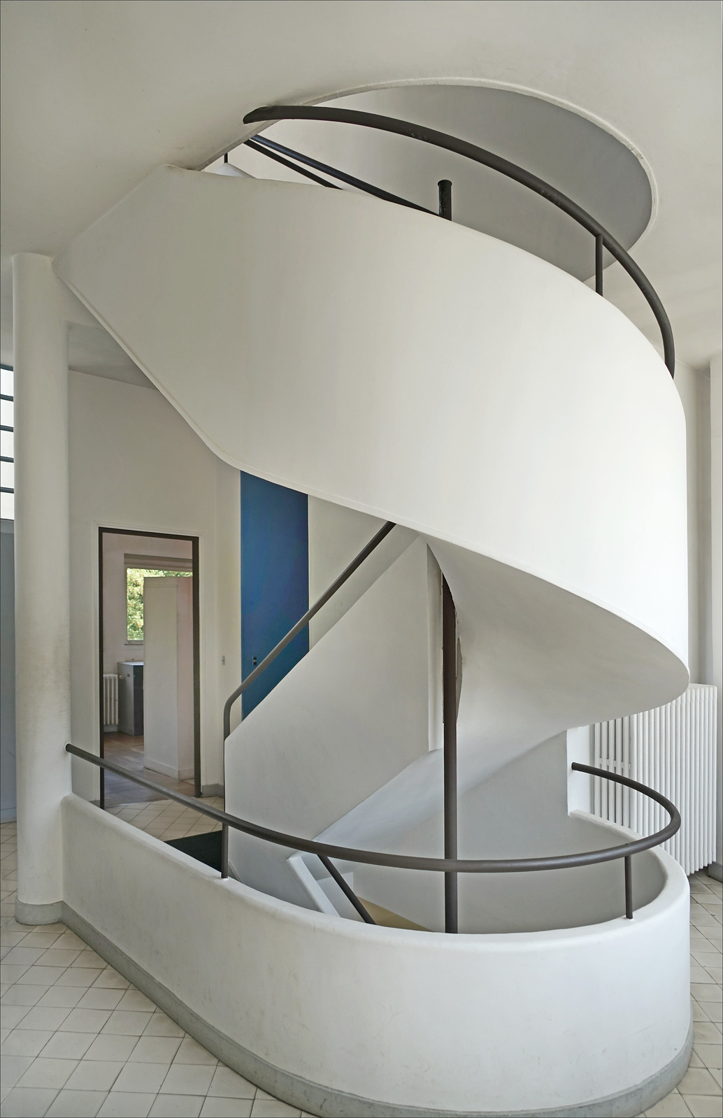 Curving white interior staircase at Villa Savoye.